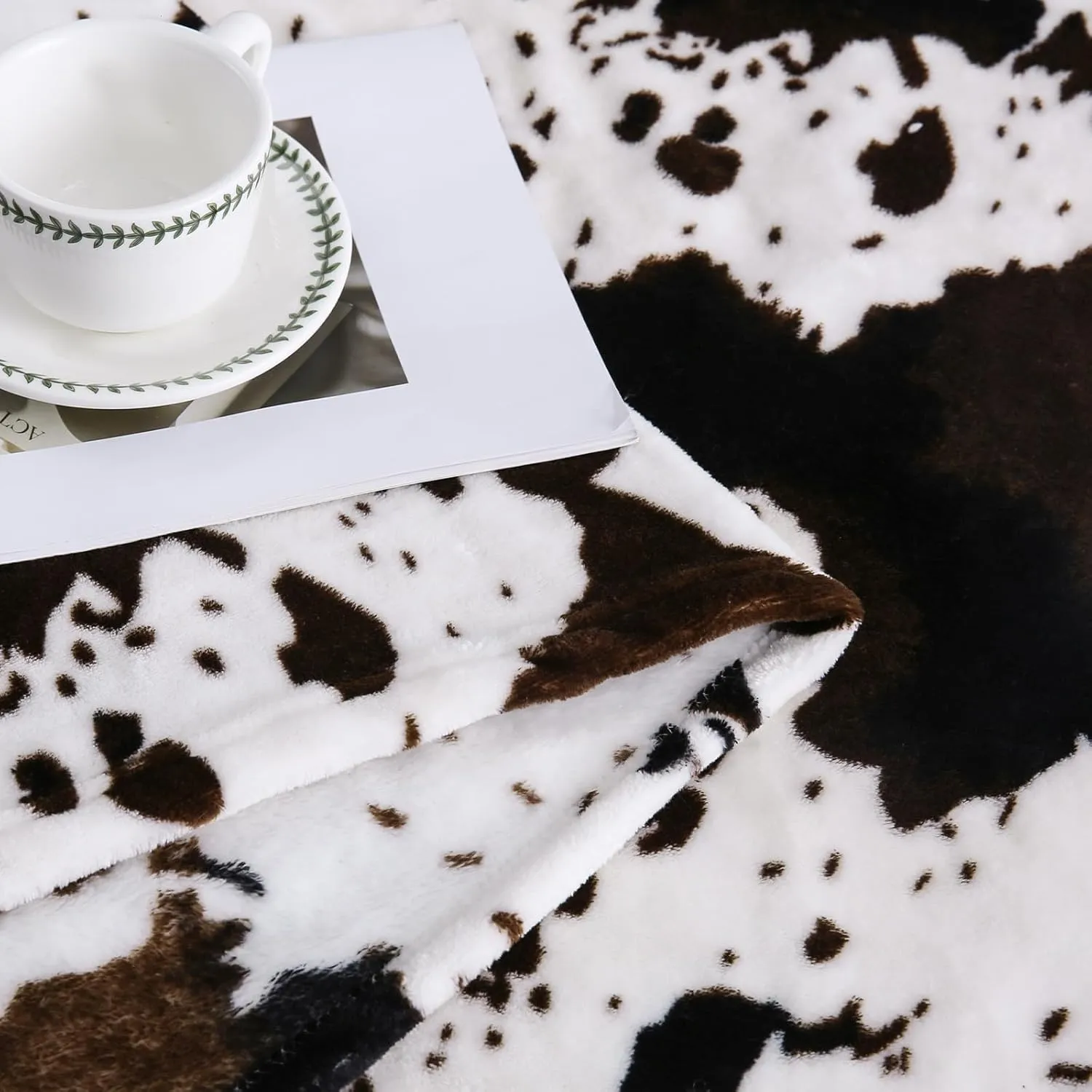 Bnuitland Cute Cow Printed Fleece Flannel Throw Blanket, Super Soft 300 GSM Double Sided Lightweight for Bed Sofa Couch Travel, Fluffy Fuzzy Animal Blanket for Kids/Baby/Pets, 5040 inch